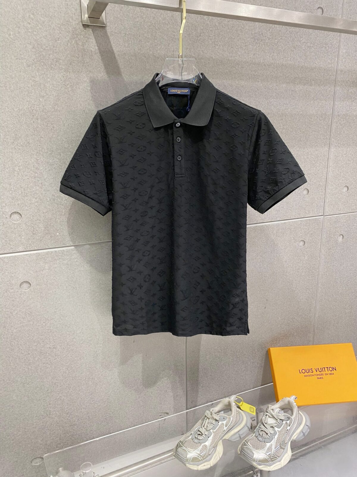 P85 LV 修身版型M-XXXL 顶级黑白纯色立体暗纹提花polo翻领短袖，潮流简约款细致工艺专柜面料，经典元素融合打造，经典短袖3标齐全，潮男时尚，无论是上身舒适度还是都是无可比拟的存在，可以说是夏日必备