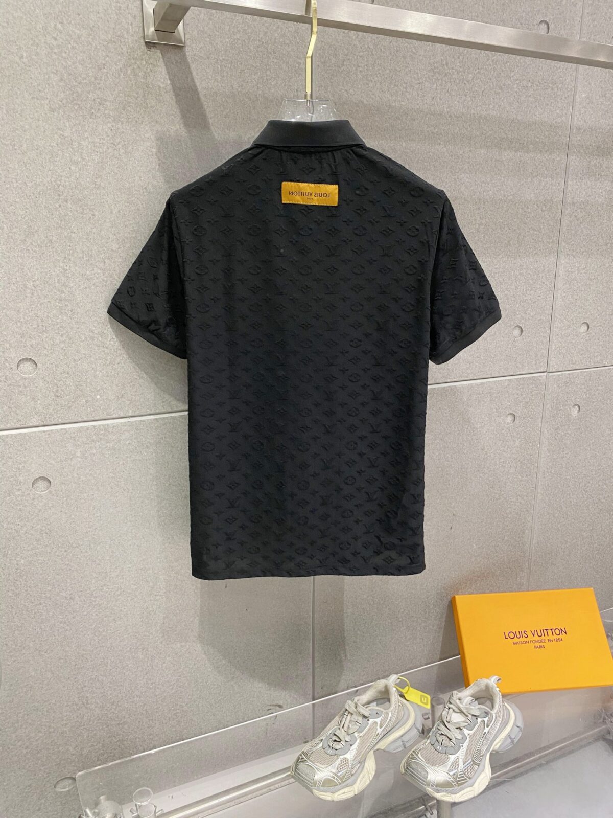 P85 LV 修身版型M-XXXL 顶级黑白纯色立体暗纹提花polo翻领短袖，潮流简约款细致工艺专柜面料，经典元素融合打造，经典短袖3标齐全，潮男时尚，无论是上身舒适度还是都是无可比拟的存在，可以说是夏日必备