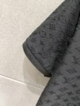 P85 LV 修身版型M-XXXL 顶级黑白纯色立体暗纹提花polo翻领短袖，潮流简约款细致工艺专柜面料，经典元素融合打造，经典短袖3标齐全，潮男时尚，无论是上身舒适度还是都是无可比拟的存在，可以说是夏日必备