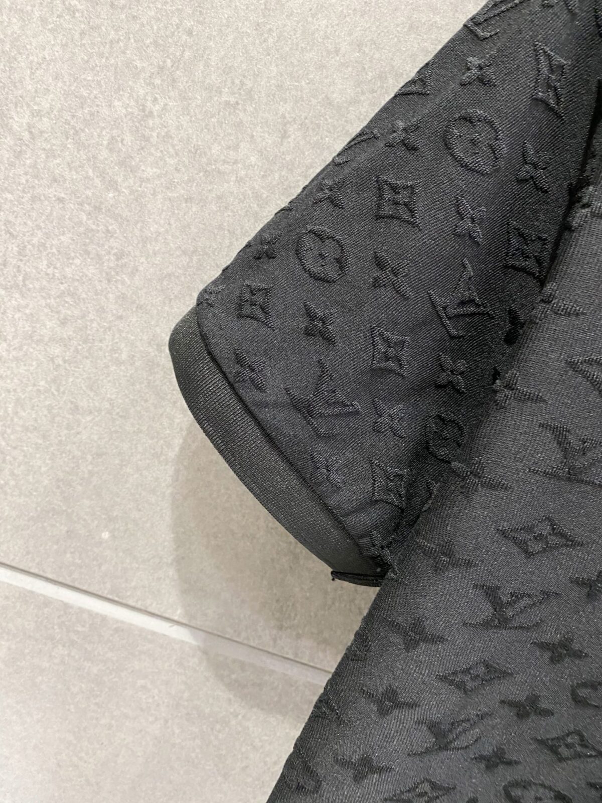 P85 LV 修身版型M-XXXL 顶级黑白纯色立体暗纹提花polo翻领短袖，潮流简约款细致工艺专柜面料，经典元素融合打造，经典短袖3标齐全，潮男时尚，无论是上身舒适度还是都是无可比拟的存在，可以说是夏日必备