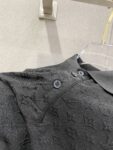 P85 LV 修身版型M-XXXL 顶级黑白纯色立体暗纹提花polo翻领短袖，潮流简约款细致工艺专柜面料，经典元素融合打造，经典短袖3标齐全，潮男时尚，无论是上身舒适度还是都是无可比拟的存在，可以说是夏日必备