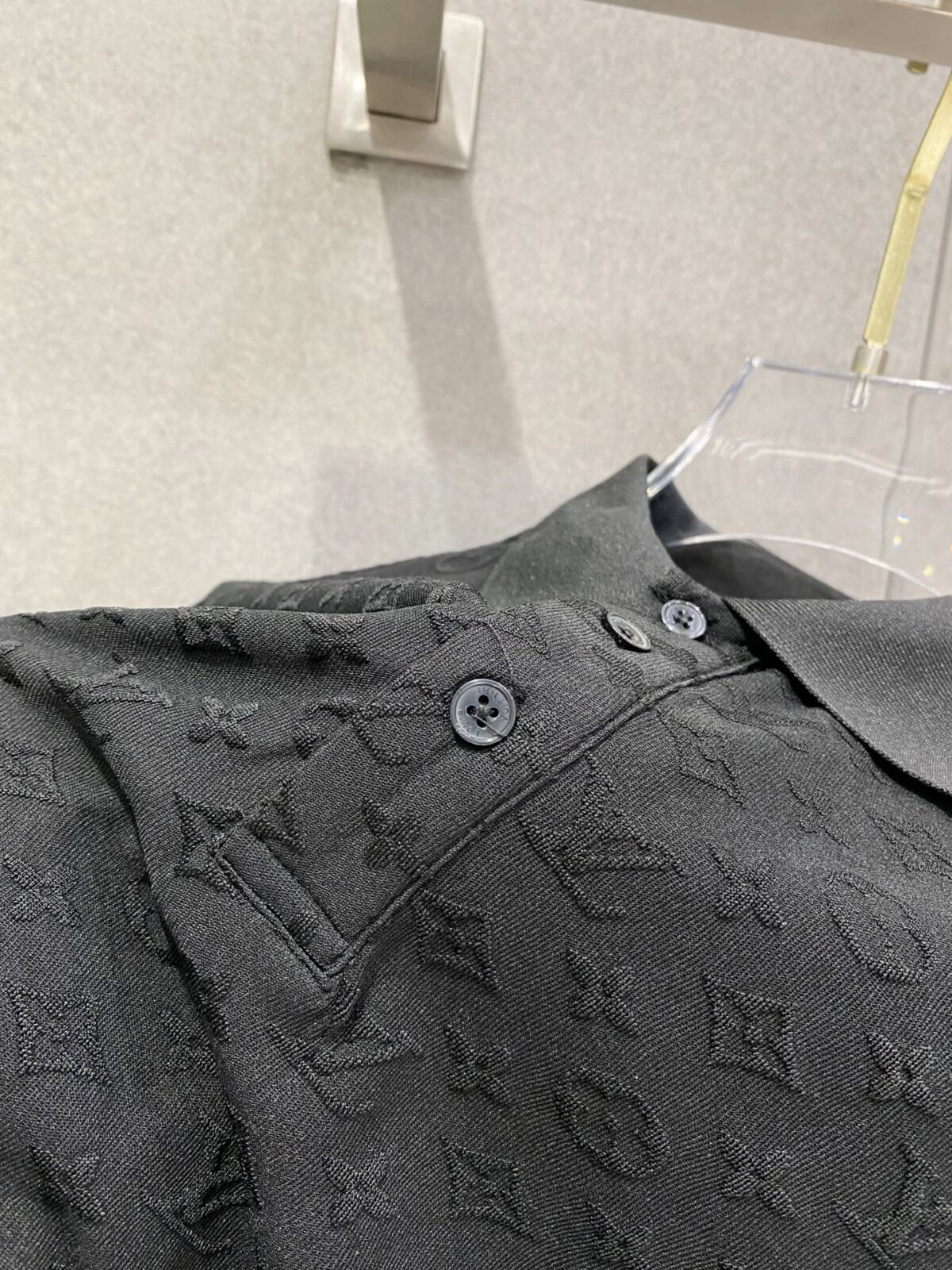 P85 LV 修身版型M-XXXL 顶级黑白纯色立体暗纹提花polo翻领短袖，潮流简约款细致工艺专柜面料，经典元素融合打造，经典短袖3标齐全，潮男时尚，无论是上身舒适度还是都是无可比拟的存在，可以说是夏日必备