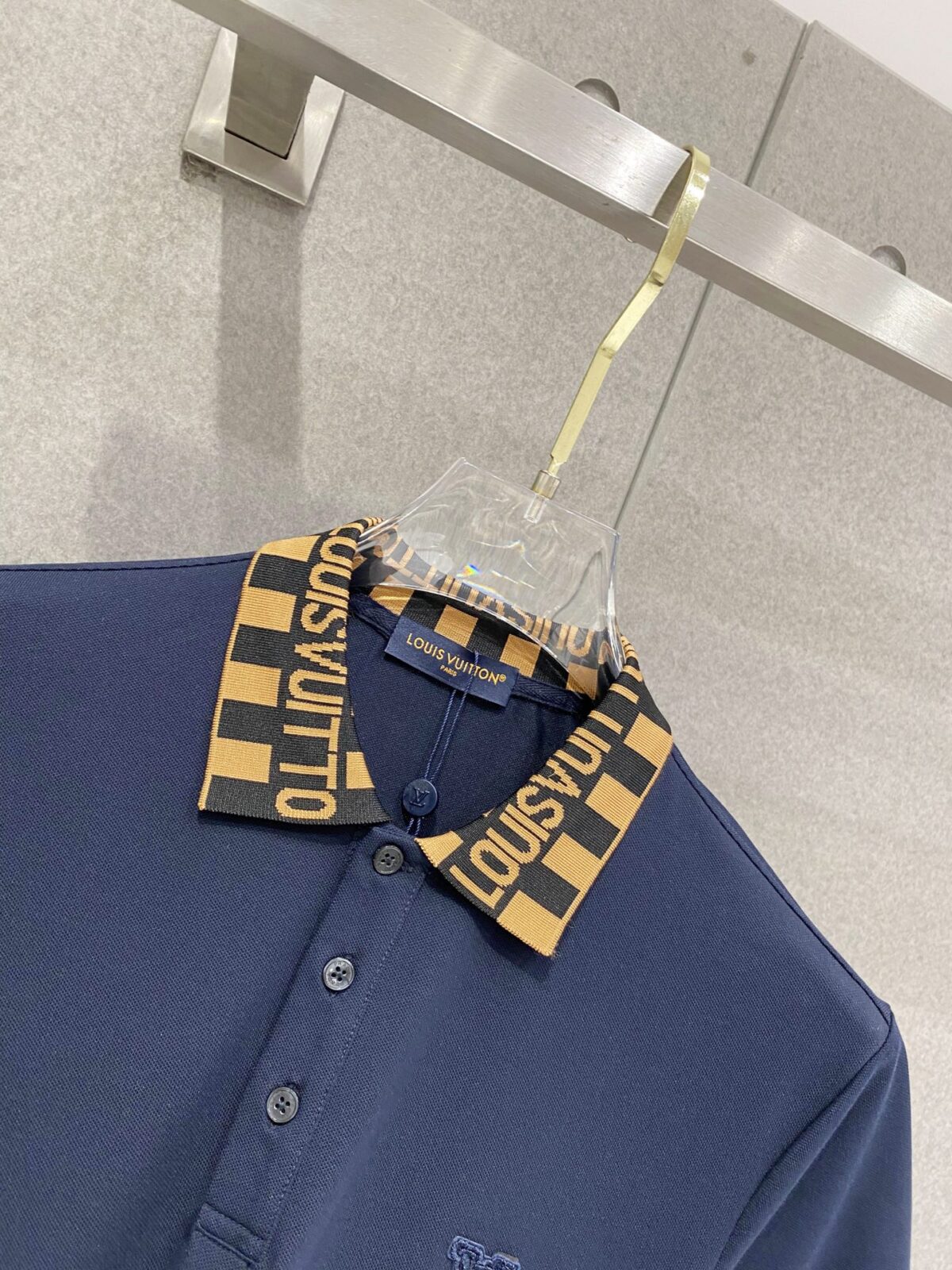 P85 LV*修身版型M-XXXL 2026春夏最新领口提花翻领短袖，高端品质专柜原单翻领援助，顶级制作绣花工艺进口面料，专柜款独特设计，采用进口高端订制进口丝线手感一流！官网在售！码数：M-XXXL
