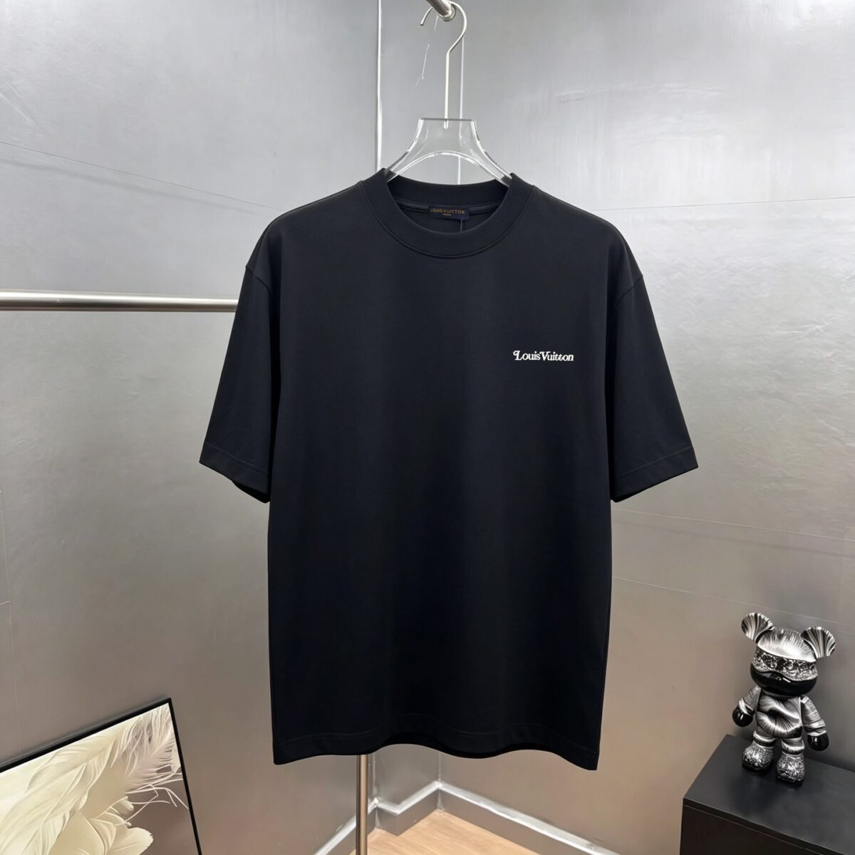 weigou_174762_0_afdf2dd179 P85 1v~ Lv路易前后厚板滴胶 《区别通货面料》7a抗菌短袖tee 上身十分舒适,男女同款半袖,落肩宽松版型 颜色: 黑色 白色 咖啡色 尺码:S(90-130斤) M(125-150斤) L(135-165斤) XL(160-190斤) XXL(185-220斤)