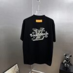 weigou_174762_1_d3e7591be6 P85 1v~ Lv路易前后厚板滴胶 《区别通货面料》7a抗菌短袖tee 上身十分舒适,男女同款半袖,落肩宽松版型 颜色: 黑色 白色 咖啡色 尺码:S(90-130斤) M(125-150斤) L(135-165斤) XL(160-190斤) XXL(185-220斤)
