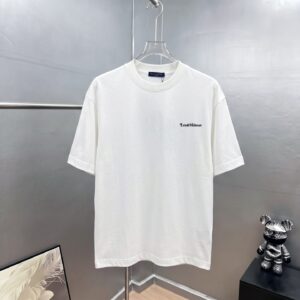P85 1v～ Lv路易前后厚板滴胶 《区别通货面料》7a抗菌短袖tee 上身十分舒适，男女同款半袖，落肩宽松版型 颜色: 黑色 白色 咖啡色 尺码：S（90-130斤） M（125-150斤） L（135-165斤） XL（160-190斤） XXL（185-220斤）