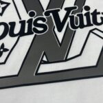 P85 1v～ Lv路易前后厚板滴胶 《区别通货面料》7a抗菌短袖tee 上身十分舒适，男女同款半袖，落肩宽松版型 颜色: 黑色 白色 咖啡色 尺码：S（90-130斤） M（125-150斤） L（135-165斤） XL（160-190斤） XXL（185-220斤）
