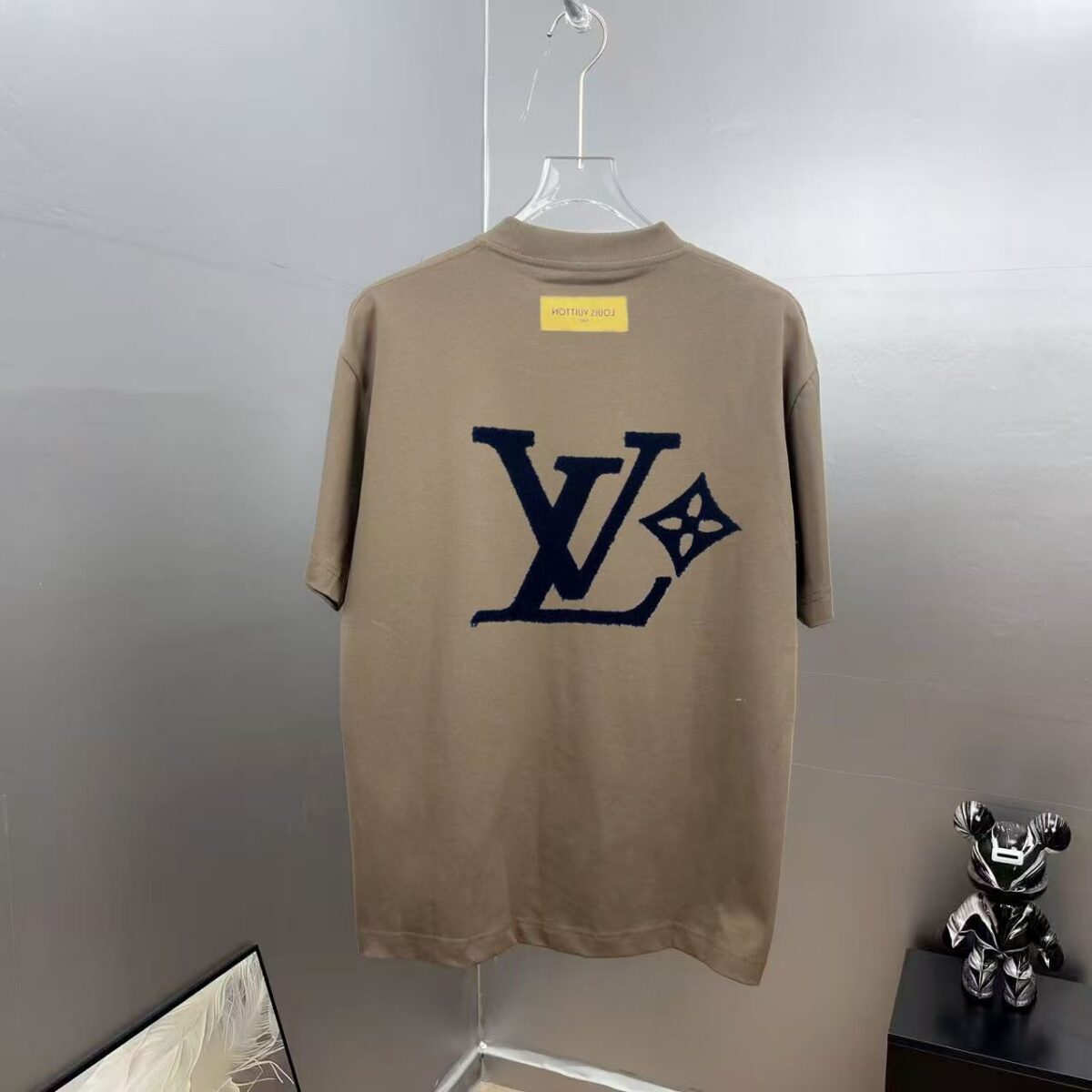 P85 1V～路易 厚板立体毛巾滴胶字母 《区别通货面料》双纱纯棉，紧密纱线短袖tee 上身十分舒适，男女同款，落肩宽松版型 颜色: 黑色 白色 咖啡色 尺码：S（90-130斤） M（125-150斤） L（135-165斤） XL（160-190斤） XXL（185-220斤）