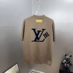 P85 1V～路易 厚板立体毛巾滴胶字母 《区别通货面料》双纱纯棉，紧密纱线短袖tee 上身十分舒适，男女同款，落肩宽松版型 颜色: 黑色 白色 咖啡色 尺码：S（90-130斤） M（125-150斤） L（135-165斤） XL（160-190斤） XXL（185-220斤）