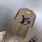 P85 1V～路易 厚板立体毛巾滴胶字母 《区别通货面料》双纱纯棉，紧密纱线短袖tee 上身十分舒适，男女同款，落肩宽松版型 颜色: 黑色 白色 咖啡色 尺码：S（90-130斤） M（125-150斤） L（135-165斤） XL（160-190斤） XXL（185-220斤）