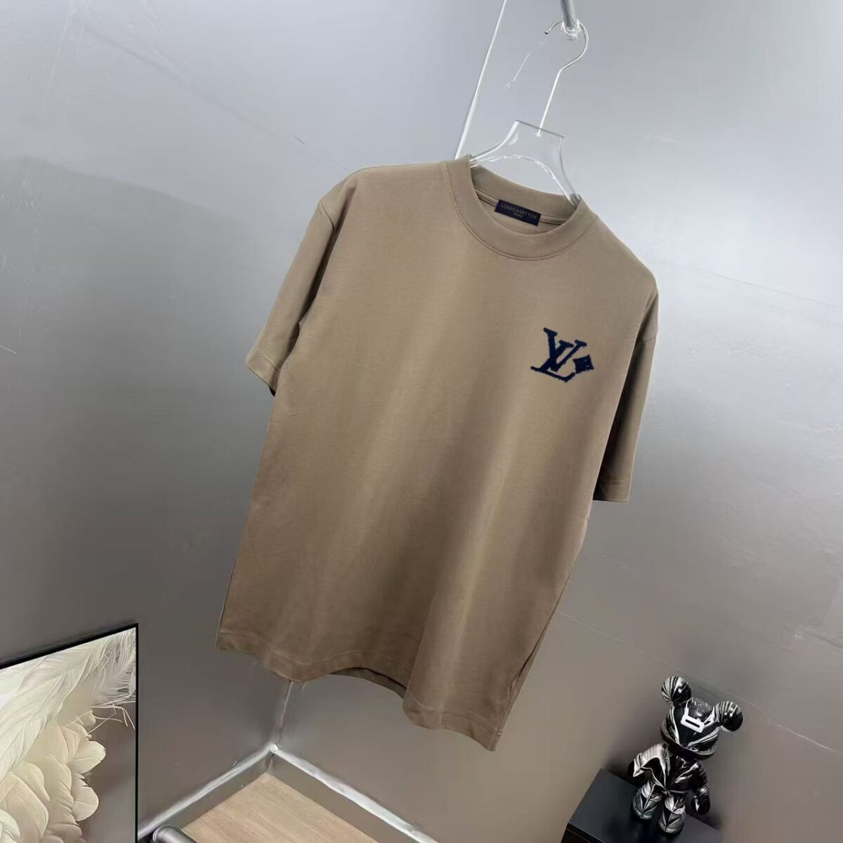 P85 1V～路易 厚板立体毛巾滴胶字母 《区别通货面料》双纱纯棉，紧密纱线短袖tee 上身十分舒适，男女同款，落肩宽松版型 颜色: 黑色 白色 咖啡色 尺码：S（90-130斤） M（125-150斤） L（135-165斤） XL（160-190斤） XXL（185-220斤）