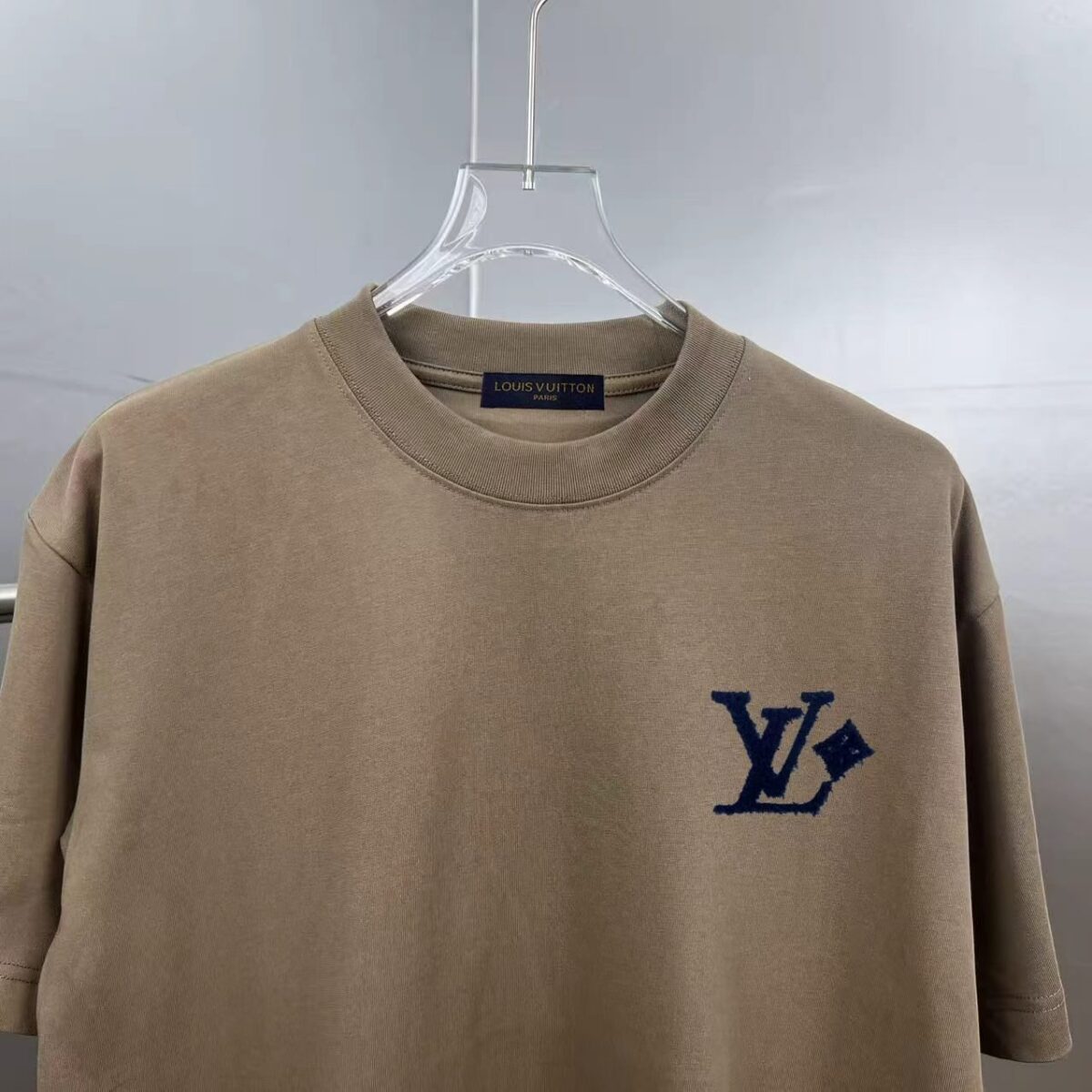 P85 1V～路易 厚板立体毛巾滴胶字母 《区别通货面料》双纱纯棉，紧密纱线短袖tee 上身十分舒适，男女同款，落肩宽松版型 颜色: 黑色 白色 咖啡色 尺码：S（90-130斤） M（125-150斤） L（135-165斤） XL（160-190斤） XXL（185-220斤）