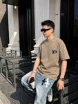 P85 1V～路易 厚板立体毛巾滴胶字母 《区别通货面料》双纱纯棉，紧密纱线短袖tee 上身十分舒适，男女同款，落肩宽松版型 颜色: 黑色 白色 咖啡色 尺码：S（90-130斤） M（125-150斤） L（135-165斤） XL（160-190斤） XXL（185-220斤）