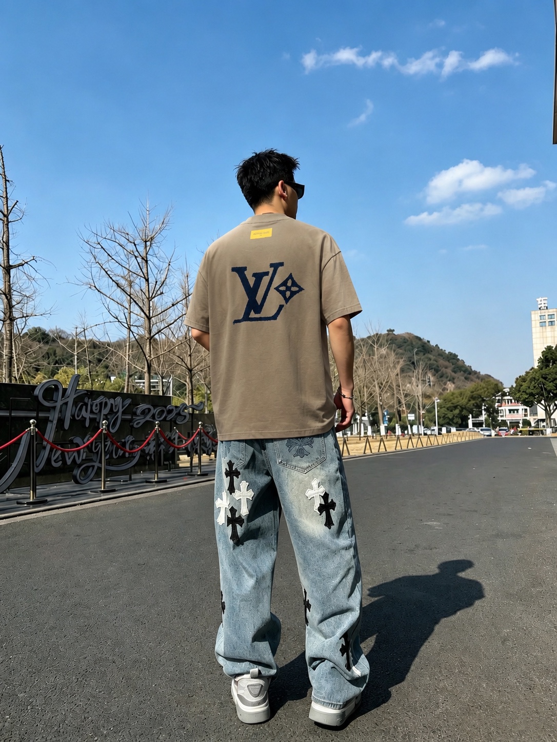 P85 1V～路易 厚板立体毛巾滴胶字母 《区别通货面料》双纱纯棉，紧密纱线短袖tee 上身十分舒适，男女同款，落肩宽松版型 颜色: 黑色 白色 咖啡色 尺码：S（90-130斤） M（125-150斤） L（135-165斤） XL（160-190斤） XXL（185-220斤）