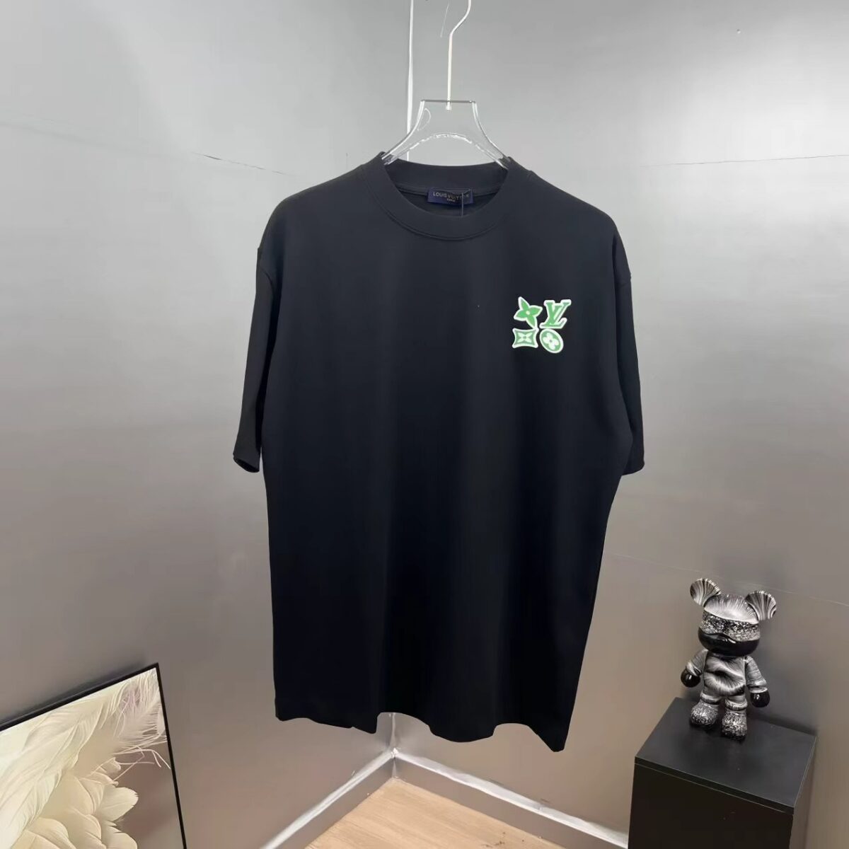 P85 1V～路易 植绒厚板立体滴胶 《区别通货面料》双纱纯棉，紧密纱线短袖tee 上身十分舒适，男女同款，落肩宽松版型 颜色: 黑色 白色 咖啡色 尺码：S（90-130斤） M（125-150斤） L（135-165斤） XL（160-190斤） XXL（185-220斤）