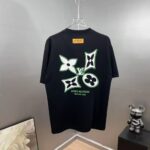 P85 1V～路易 植绒厚板立体滴胶 《区别通货面料》双纱纯棉，紧密纱线短袖tee 上身十分舒适，男女同款，落肩宽松版型 颜色: 黑色 白色 咖啡色 尺码：S（90-130斤） M（125-150斤） L（135-165斤） XL（160-190斤） XXL（185-220斤）