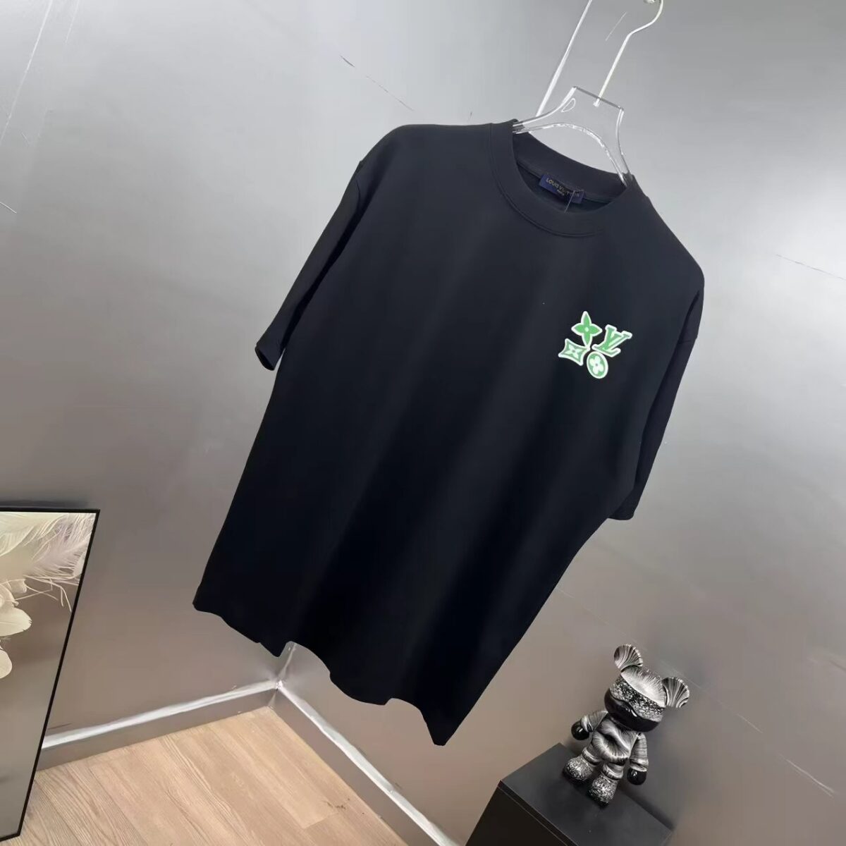 P85 1V～路易 植绒厚板立体滴胶 《区别通货面料》双纱纯棉，紧密纱线短袖tee 上身十分舒适，男女同款，落肩宽松版型 颜色: 黑色 白色 咖啡色 尺码：S（90-130斤） M（125-150斤） L（135-165斤） XL（160-190斤） XXL（185-220斤）