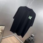 P85 1V～路易 植绒厚板立体滴胶 《区别通货面料》双纱纯棉，紧密纱线短袖tee 上身十分舒适，男女同款，落肩宽松版型 颜色: 黑色 白色 咖啡色 尺码：S（90-130斤） M（125-150斤） L（135-165斤） XL（160-190斤） XXL（185-220斤）