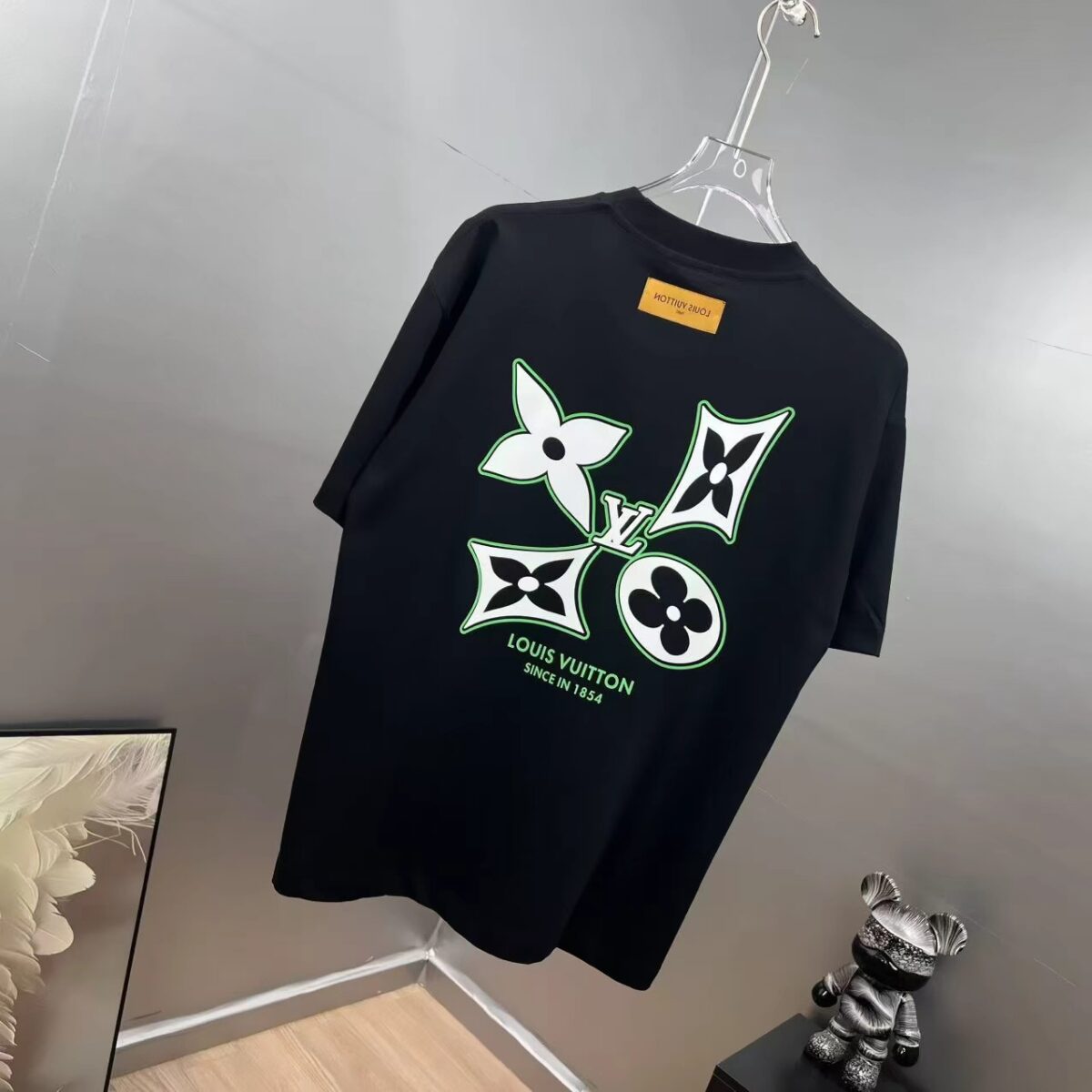 P85 1V～路易 植绒厚板立体滴胶 《区别通货面料》双纱纯棉，紧密纱线短袖tee 上身十分舒适，男女同款，落肩宽松版型 颜色: 黑色 白色 咖啡色 尺码：S（90-130斤） M（125-150斤） L（135-165斤） XL（160-190斤） XXL（185-220斤）