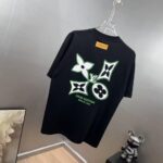 P85 1V～路易 植绒厚板立体滴胶 《区别通货面料》双纱纯棉，紧密纱线短袖tee 上身十分舒适，男女同款，落肩宽松版型 颜色: 黑色 白色 咖啡色 尺码：S（90-130斤） M（125-150斤） L（135-165斤） XL（160-190斤） XXL（185-220斤）