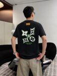 P85 1V～路易 植绒厚板立体滴胶 《区别通货面料》双纱纯棉，紧密纱线短袖tee 上身十分舒适，男女同款，落肩宽松版型 颜色: 黑色 白色 咖啡色 尺码：S（90-130斤） M（125-150斤） L（135-165斤） XL（160-190斤） XXL（185-220斤）