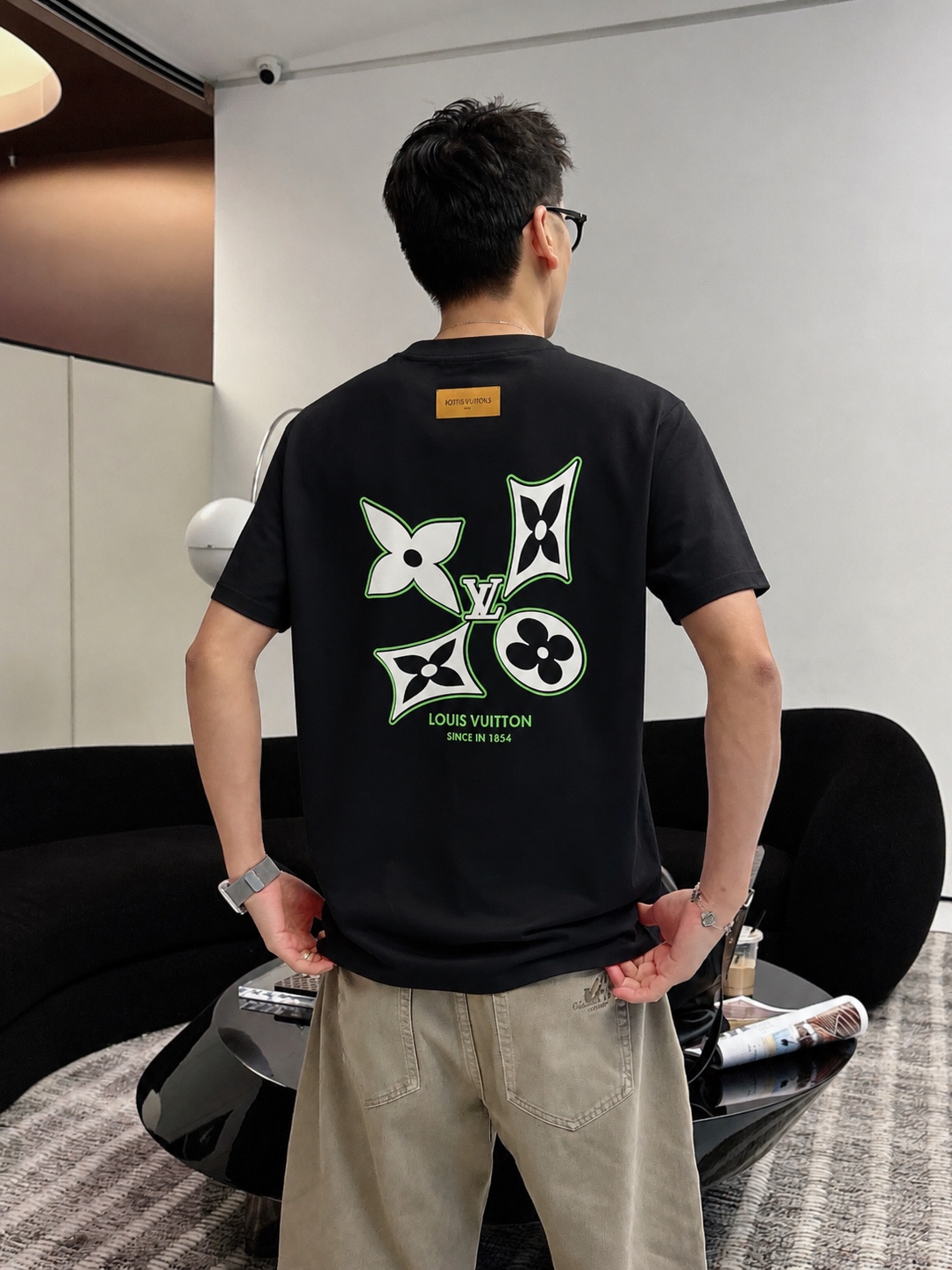 P85 1V～路易 植绒厚板立体滴胶 《区别通货面料》双纱纯棉，紧密纱线短袖tee 上身十分舒适，男女同款，落肩宽松版型 颜色: 黑色 白色 咖啡色 尺码：S（90-130斤） M（125-150斤） L（135-165斤） XL（160-190斤） XXL（185-220斤）