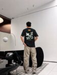 P85 1V～路易 植绒厚板立体滴胶 《区别通货面料》双纱纯棉，紧密纱线短袖tee 上身十分舒适，男女同款，落肩宽松版型 颜色: 黑色 白色 咖啡色 尺码：S（90-130斤） M（125-150斤） L（135-165斤） XL（160-190斤） XXL（185-220斤）