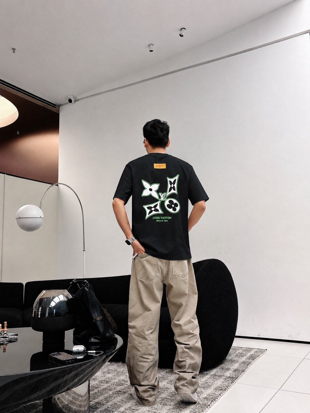 P85 1V～路易 植绒厚板立体滴胶 《区别通货面料》双纱纯棉，紧密纱线短袖tee 上身十分舒适，男女同款，落肩宽松版型 颜色: 黑色 白色 咖啡色 尺码：S（90-130斤） M（125-150斤） L（135-165斤） XL（160-190斤） XXL（185-220斤）