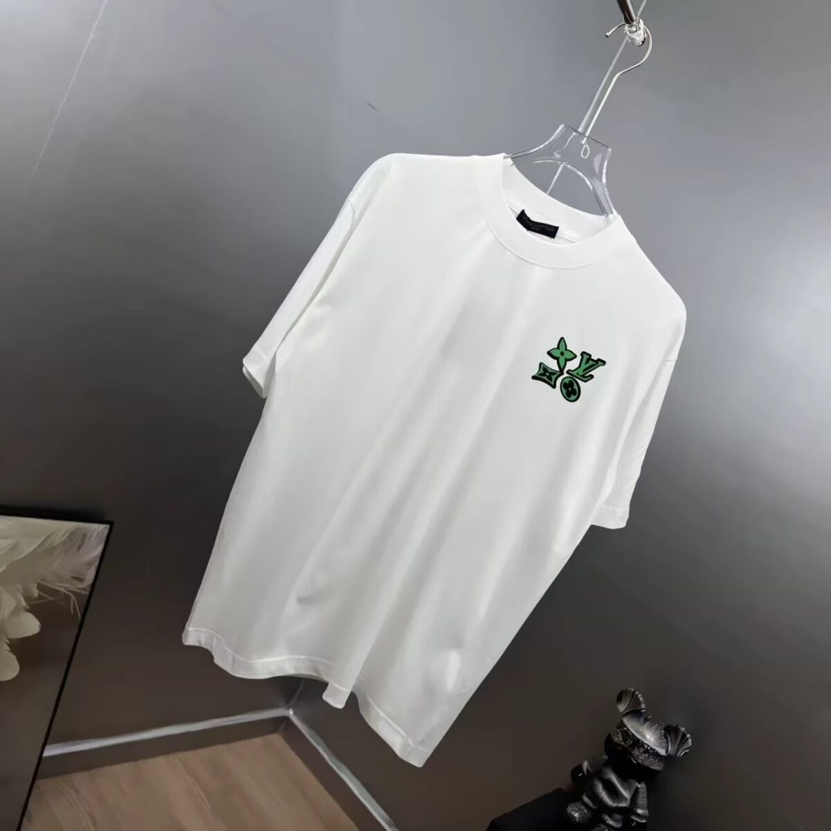 P85 1V～路易 植绒厚板立体滴胶 《区别通货面料》双纱纯棉，紧密纱线短袖tee 上身十分舒适，男女同款，落肩宽松版型 颜色: 黑色 白色 咖啡色 尺码：S（90-130斤） M（125-150斤） L（135-165斤） XL（160-190斤） XXL（185-220斤）