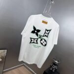 P85 1V～路易 植绒厚板立体滴胶 《区别通货面料》双纱纯棉，紧密纱线短袖tee 上身十分舒适，男女同款，落肩宽松版型 颜色: 黑色 白色 咖啡色 尺码：S（90-130斤） M（125-150斤） L（135-165斤） XL（160-190斤） XXL（185-220斤）