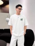 P85 1V～路易 植绒厚板立体滴胶 《区别通货面料》双纱纯棉，紧密纱线短袖tee 上身十分舒适，男女同款，落肩宽松版型 颜色: 黑色 白色 咖啡色 尺码：S（90-130斤） M（125-150斤） L（135-165斤） XL（160-190斤） XXL（185-220斤）