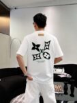 P85 1V～路易 植绒厚板立体滴胶 《区别通货面料》双纱纯棉，紧密纱线短袖tee 上身十分舒适，男女同款，落肩宽松版型 颜色: 黑色 白色 咖啡色 尺码：S（90-130斤） M（125-150斤） L（135-165斤） XL（160-190斤） XXL（185-220斤）