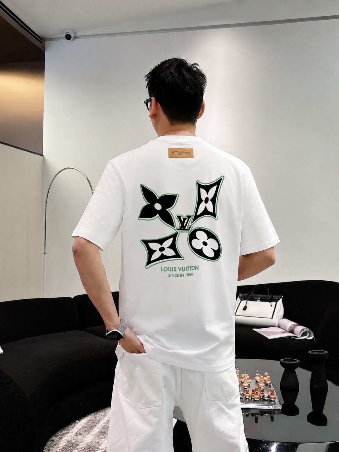 P85 1V～路易 植绒厚板立体滴胶 《区别通货面料》双纱纯棉，紧密纱线短袖tee 上身十分舒适，男女同款，落肩宽松版型 颜色: 黑色 白色 咖啡色 尺码：S（90-130斤） M（125-150斤） L（135-165斤） XL（160-190斤） XXL（185-220斤）