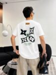 P85 1V～路易 植绒厚板立体滴胶 《区别通货面料》双纱纯棉，紧密纱线短袖tee 上身十分舒适，男女同款，落肩宽松版型 颜色: 黑色 白色 咖啡色 尺码：S（90-130斤） M（125-150斤） L（135-165斤） XL（160-190斤） XXL（185-220斤）