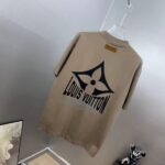 P85 1V～路易 厚板立体滴胶字母 《区别通货面料》双纱纯棉，紧密纱线短袖tee 上身十分舒适，男女同款，落肩宽松版型 颜色: 黑色 白色 咖啡色 尺码：S（90-130斤） M（125-150斤） L（135-165斤） XL（160-190斤） XXL（185-22