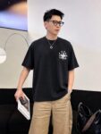 P85 1v～ 路易厚板滴胶 《区别通货面料》双纱纯棉，紧密纱线，短袖tee 上身十分舒适，男女同款半袖，落肩宽松版型 颜色: 黑色 白色 咖啡色 尺码：S（90-130斤） M（125-150斤） L（135-165斤） XL（160-190斤） XXL（185-220斤）