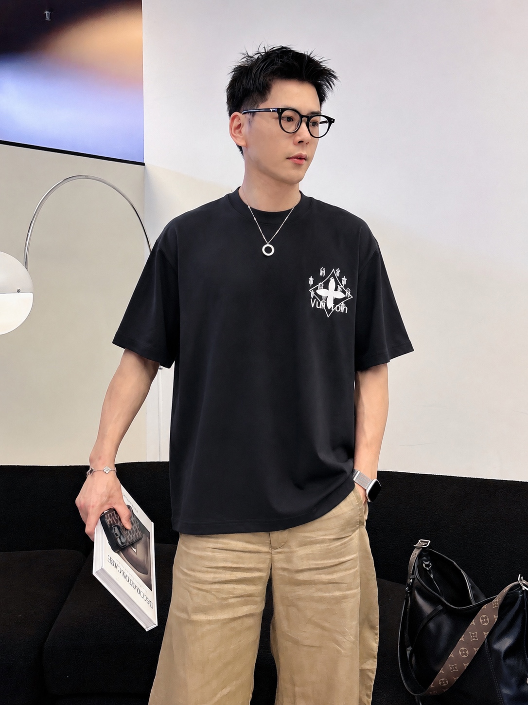 P85 1v～ 路易厚板滴胶 《区别通货面料》双纱纯棉，紧密纱线，短袖tee 上身十分舒适，男女同款半袖，落肩宽松版型 颜色: 黑色 白色 咖啡色 尺码：S（90-130斤） M（125-150斤） L（135-165斤） XL（160-190斤） XXL（185-220斤）