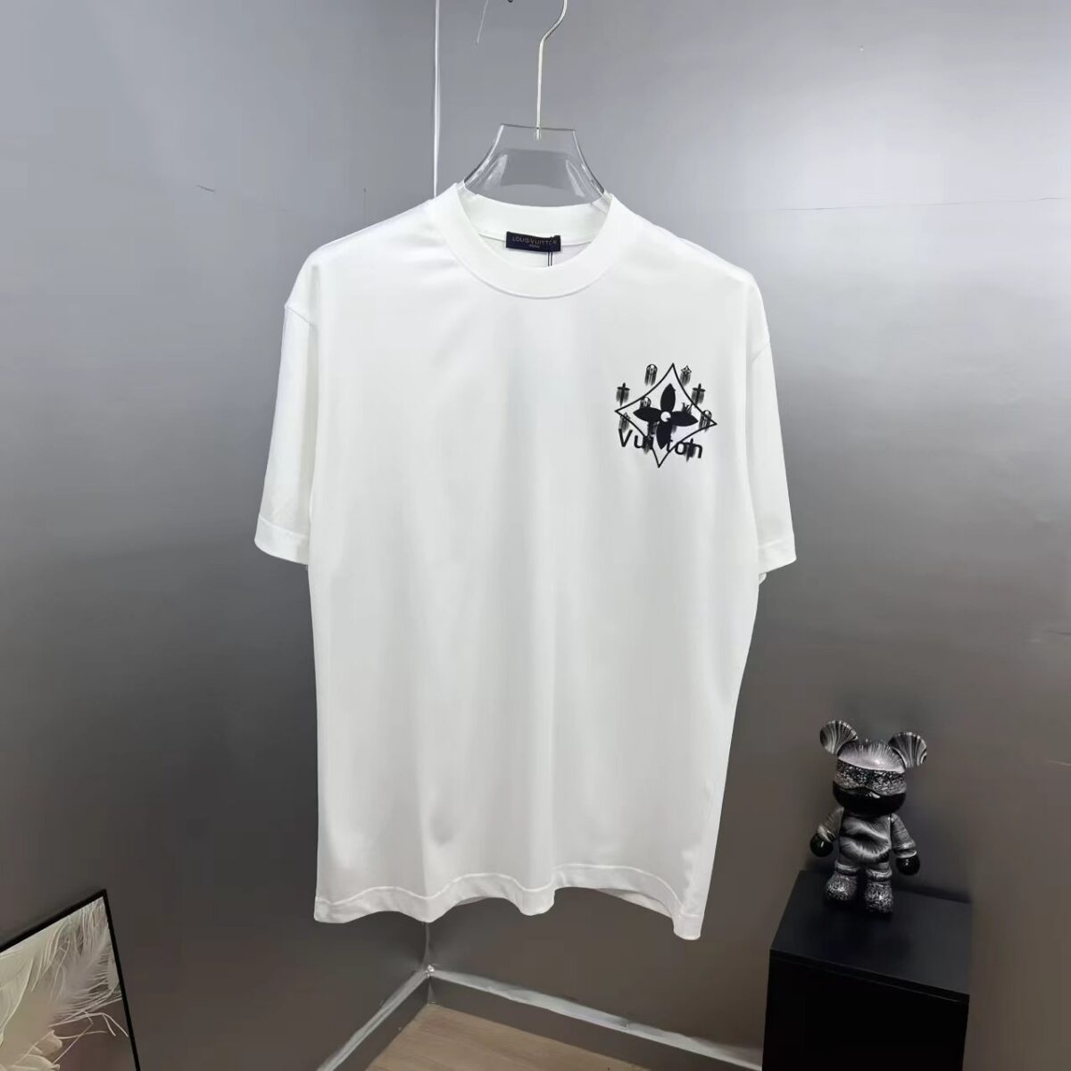 weigou_174867_0_0a88f1c8a1 P85 1v~ 路易厚板滴胶 《区别通货面料》双纱纯棉,紧密纱线,短袖tee 上身十分舒适,男女同款半袖,落肩宽松版型 颜色: 黑色 白色 咖啡色 尺码:S(90-130斤) M(125-150斤) L(135-165斤) XL(160-190斤) XXL(185-220斤)
