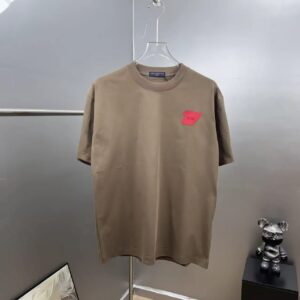 P85 1v～路易 厚板滴胶三花，官方同款 《区别通货面料》 双纱纯棉，短袖tee 上身十分舒适，男女同款半袖，落肩宽松版型 颜色: 黑色 白色 咖啡色 尺码：S（90-130斤） M（125-150斤） L（135-165斤） XL（160-190斤） XXL（185-220斤）