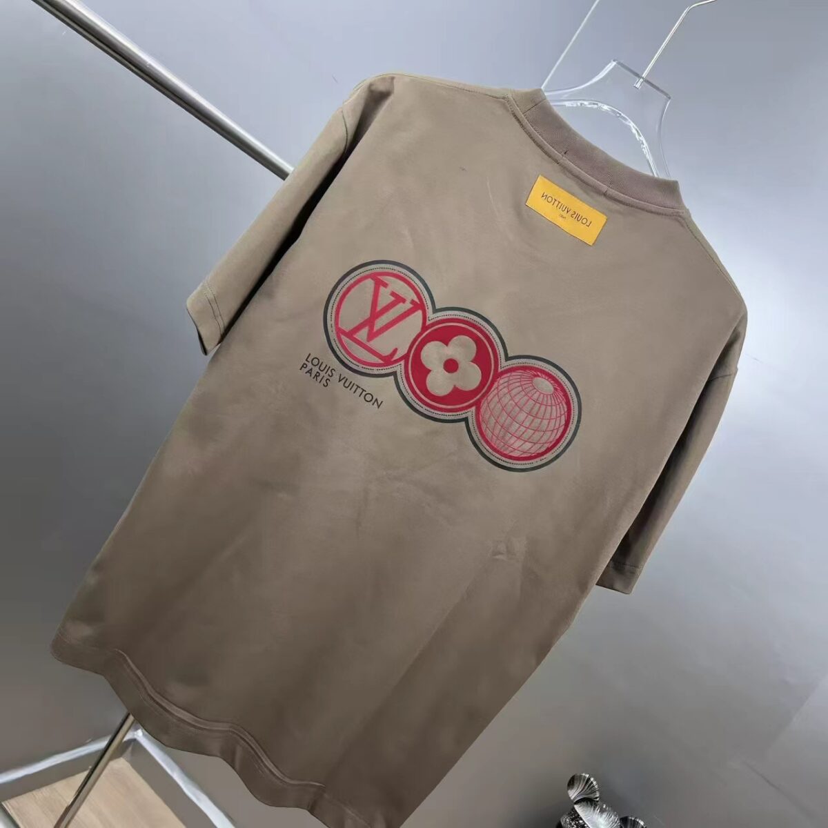 weigou_174882_3_0c9e97ac34 P85 1v~路易 厚板滴胶三花,官方同款 《区别通货面料》 双纱纯棉,短袖tee 上身十分舒适,男女同款半袖,落肩宽松版型 颜色: 黑色 白色 咖啡色 尺码:S(90-130斤) M(125-150斤) L(135-165斤) XL(160-190斤) XXL(185-220斤)