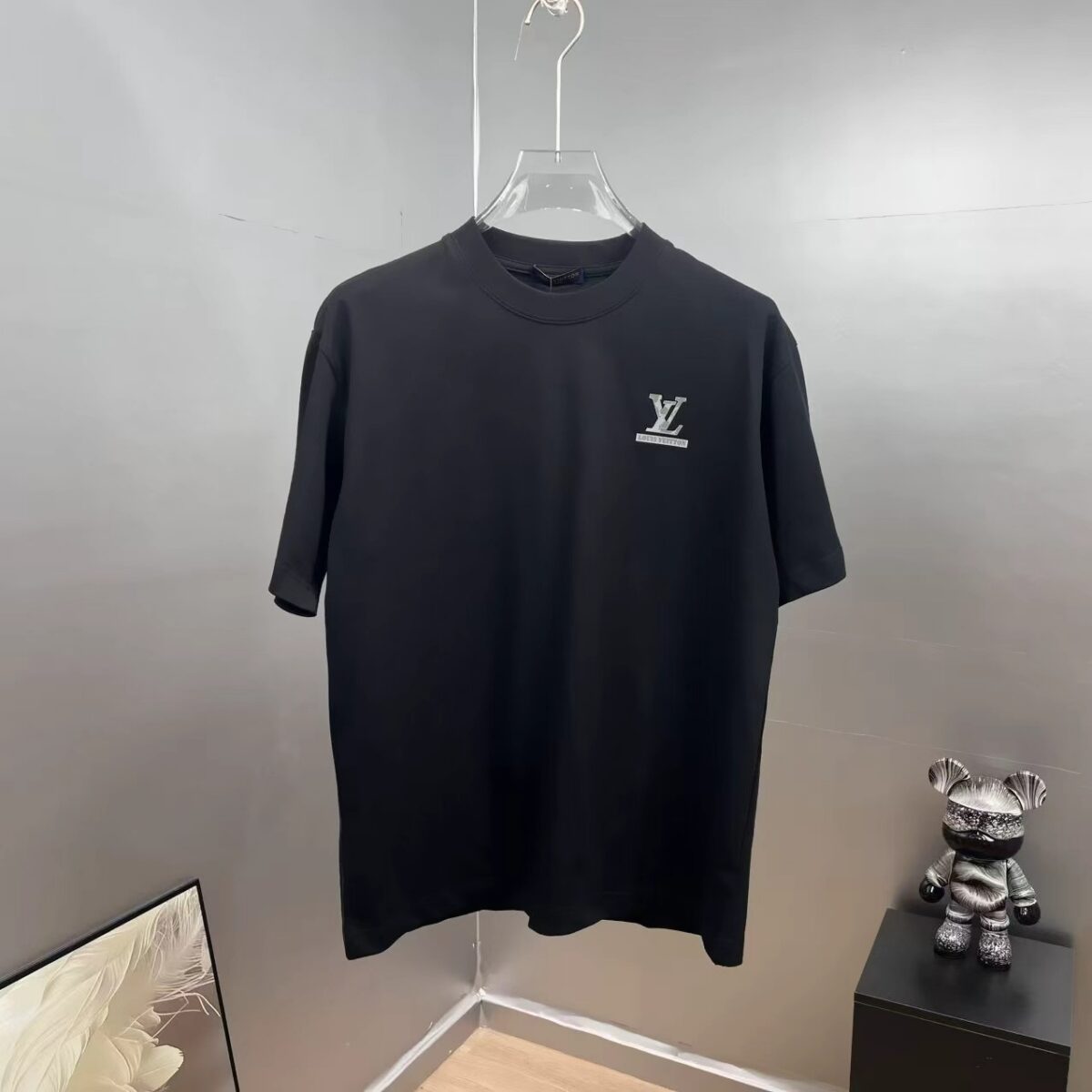P85 1v～ Lv路易前后厚板滴胶 《区别通货面料》7a抗菌短袖tee 上身十分舒适，男女同款半袖，落肩宽松版型 颜色: 黑色 白色 咖啡色 尺码：S（90-130斤） M（125-150斤） L（135-165斤） XL（160-190斤） XXL（185-220斤）