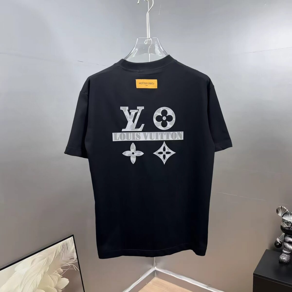 P85 1v～ Lv路易前后厚板滴胶 《区别通货面料》7a抗菌短袖tee 上身十分舒适，男女同款半袖，落肩宽松版型 颜色: 黑色 白色 咖啡色 尺码：S（90-130斤） M（125-150斤） L（135-165斤） XL（160-190斤） XXL（185-220斤）