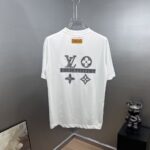 weigou_174912_1_e5836a0959 P85 1v~ Lv路易前后厚板滴胶 《区别通货面料》7a抗菌短袖tee 上身十分舒适,男女同款半袖,落肩宽松版型 颜色: 黑色 白色 咖啡色 尺码:S(90-130斤) M(125-150斤) L(135-165斤) XL(160-190斤) XXL(185-220斤)