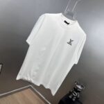 weigou_174912_2_9c76426179 P85 1v~ Lv路易前后厚板滴胶 《区别通货面料》7a抗菌短袖tee 上身十分舒适,男女同款半袖,落肩宽松版型 颜色: 黑色 白色 咖啡色 尺码:S(90-130斤) M(125-150斤) L(135-165斤) XL(160-190斤) XXL(185-220斤)