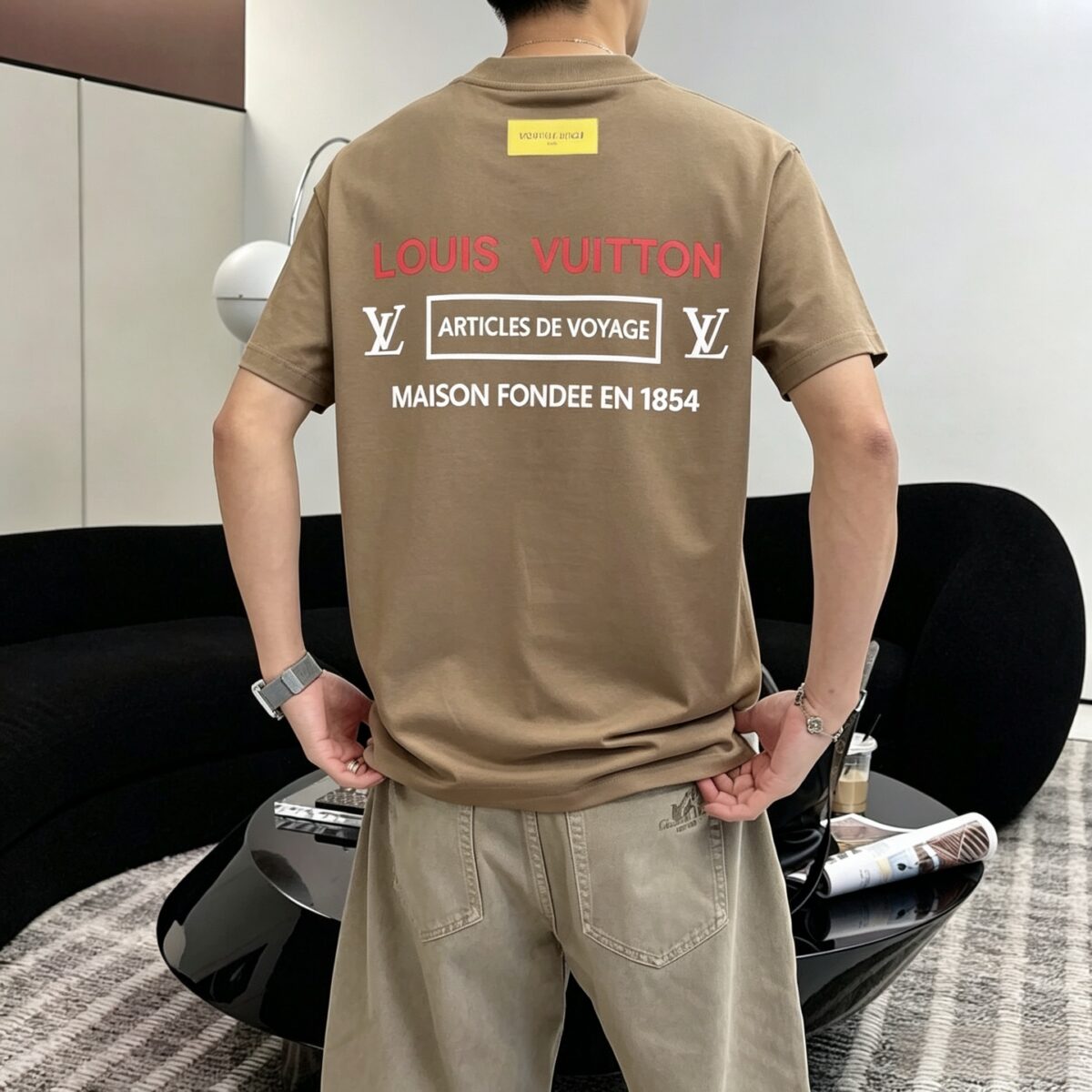 weigou_174927_7_4b622d2d81 P85 1v~ Lv路易前后厚板滴胶 《区别通货面料》7a抗菌短袖tee 上身十分舒适,男女同款半袖,落肩宽松版型 颜色: 黑色 白色 咖啡色 尺码:S(90-130斤) M(125-150斤) L(135-165斤) XL(160-190斤) XXL(185-220斤)