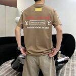 weigou_174927_7_4b622d2d81 P85 1v~ Lv路易前后厚板滴胶 《区别通货面料》7a抗菌短袖tee 上身十分舒适,男女同款半袖,落肩宽松版型 颜色: 黑色 白色 咖啡色 尺码:S(90-130斤) M(125-150斤) L(135-165斤) XL(160-190斤) XXL(185-220斤)