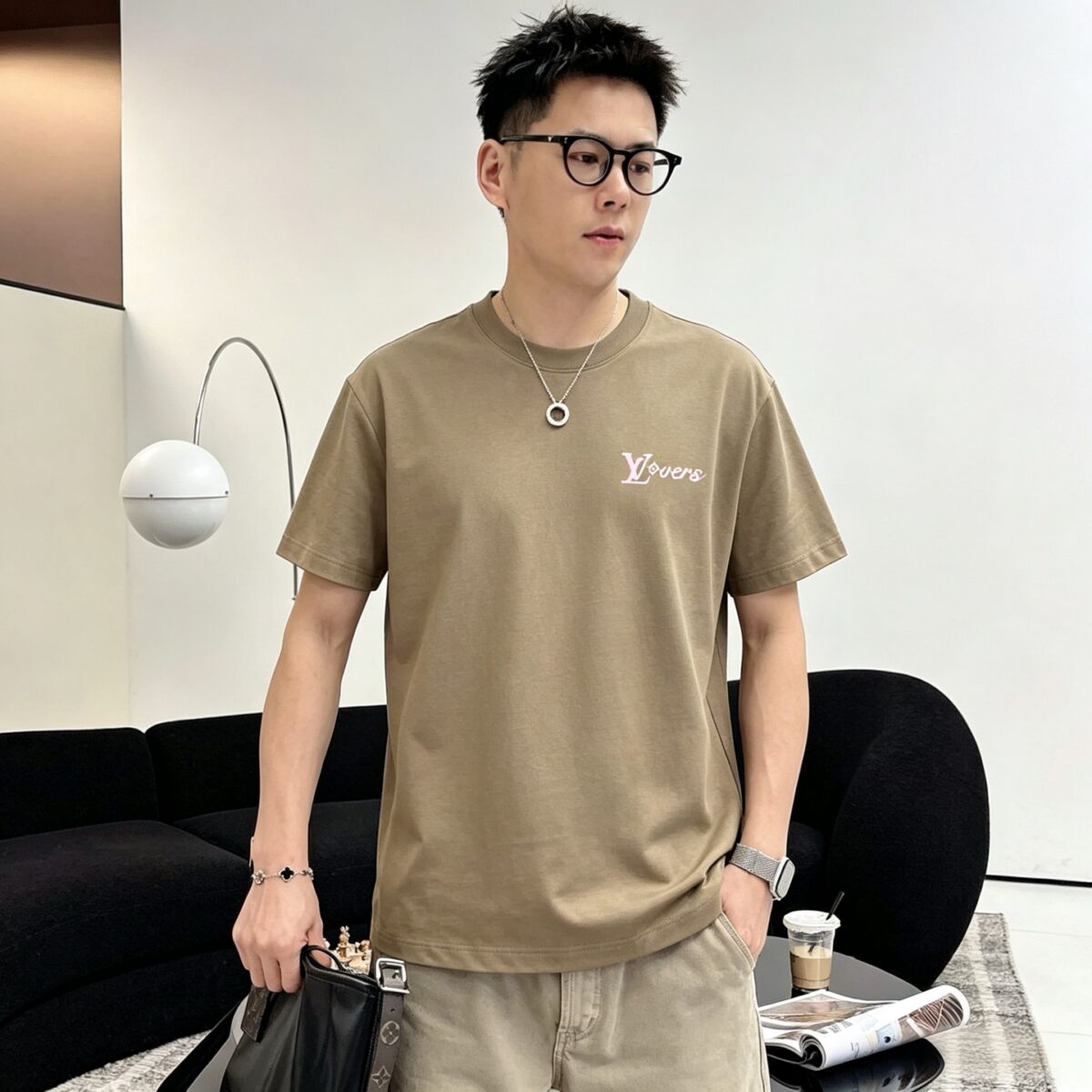 weigou_174927_8_f02e63788a P85 1v~ Lv路易前后厚板滴胶 《区别通货面料》7a抗菌短袖tee 上身十分舒适,男女同款半袖,落肩宽松版型 颜色: 黑色 白色 咖啡色 尺码:S(90-130斤) M(125-150斤) L(135-165斤) XL(160-190斤) XXL(185-220斤)