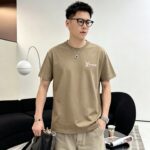 weigou_174927_8_f02e63788a P85 1v~ Lv路易前后厚板滴胶 《区别通货面料》7a抗菌短袖tee 上身十分舒适,男女同款半袖,落肩宽松版型 颜色: 黑色 白色 咖啡色 尺码:S(90-130斤) M(125-150斤) L(135-165斤) XL(160-190斤) XXL(185-220斤)