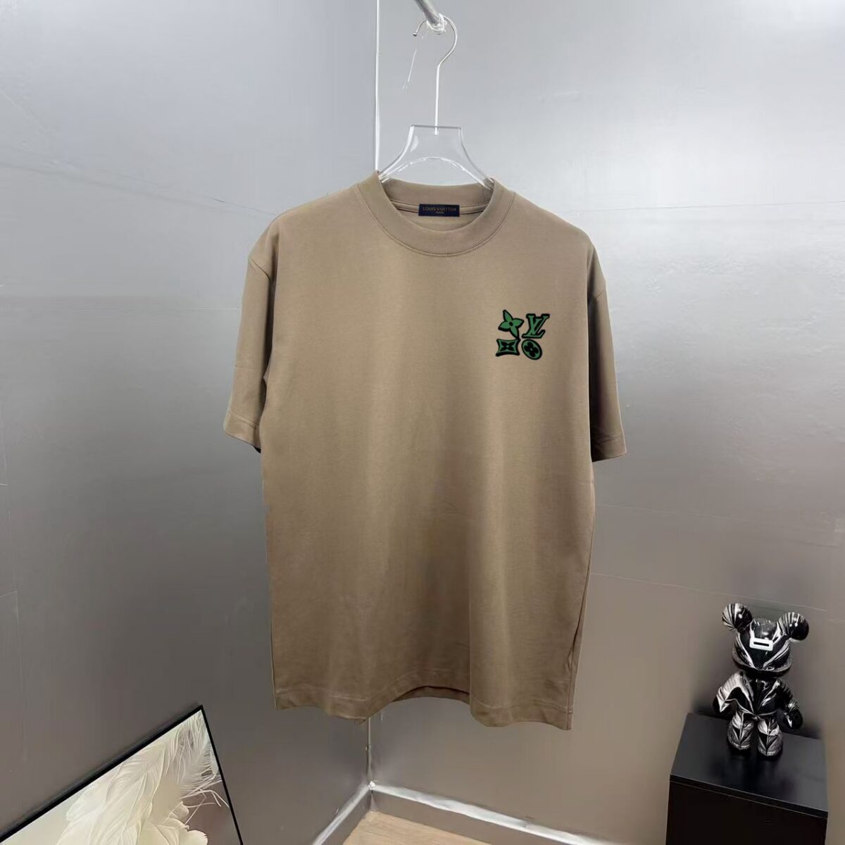 P85 1V～路易 植绒厚板立体滴胶 《区别通货面料》双纱纯棉，紧密纱线短袖tee 上身十分舒适，男女同款，落肩宽松版型 颜色: 黑色 白色 咖啡色 尺码：S（90-130斤） M（125-150斤） L（135-165斤） XL（160-190斤） XXL（185-220斤）