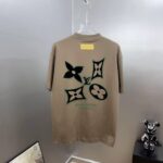 P85 1V～路易 植绒厚板立体滴胶 《区别通货面料》双纱纯棉，紧密纱线短袖tee 上身十分舒适，男女同款，落肩宽松版型 颜色: 黑色 白色 咖啡色 尺码：S（90-130斤） M（125-150斤） L（135-165斤） XL（160-190斤） XXL（185-220斤）